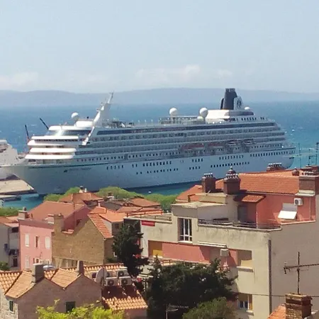 Walk St - Comfort One Bedroom With Balcony And View A2 *